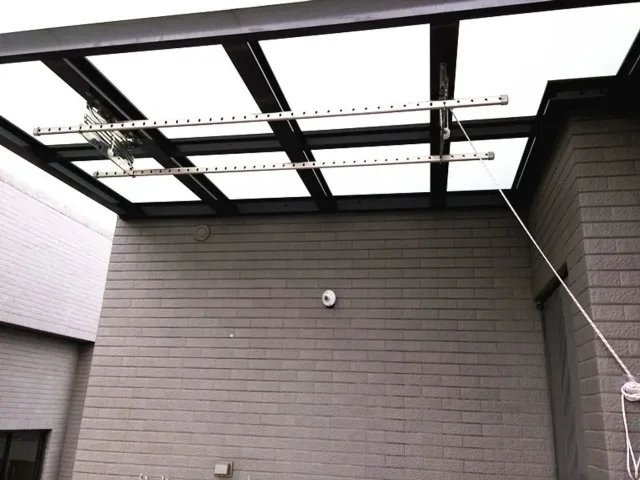 採光罩金屬骨架下的雙桿升降架