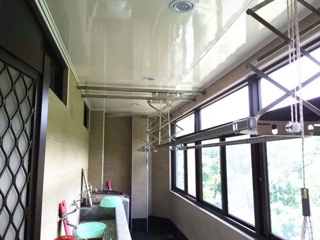 有洗滌水槽與窗面的長型陽台升降架