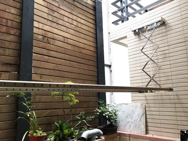 木牆與植栽旁的特殊陽台升降架